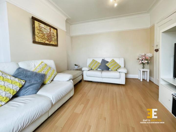 Queens Avenue, Old Colwyn, LL29 photo 4