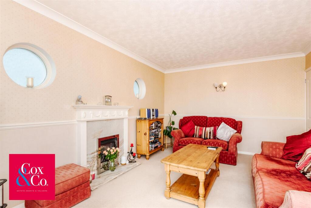 House in Brighton, Saltdean - More