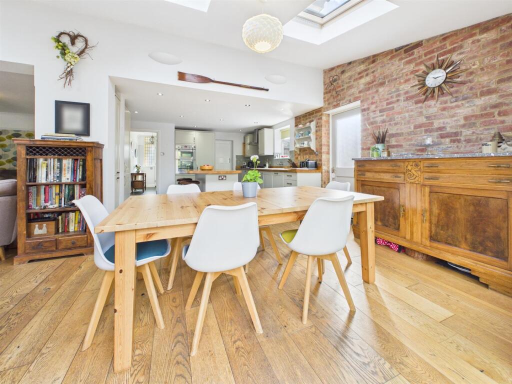 House in Reading, The Triangle, Tilehurst - More