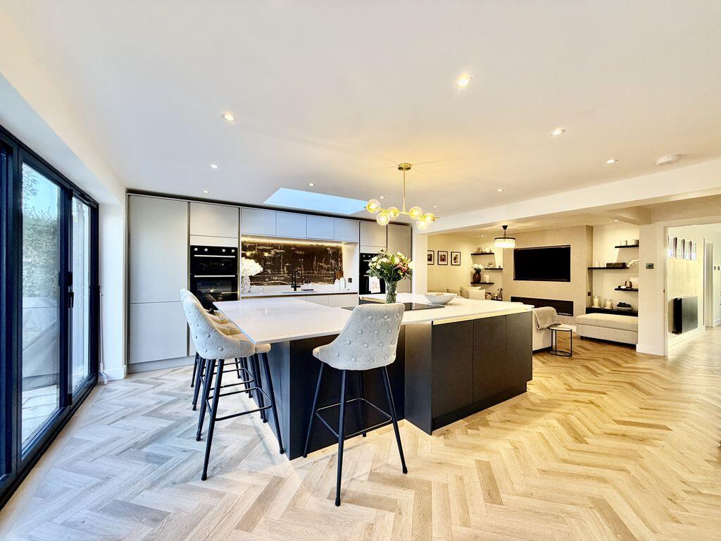 Stunning Property, Clapton Approach photo 2
