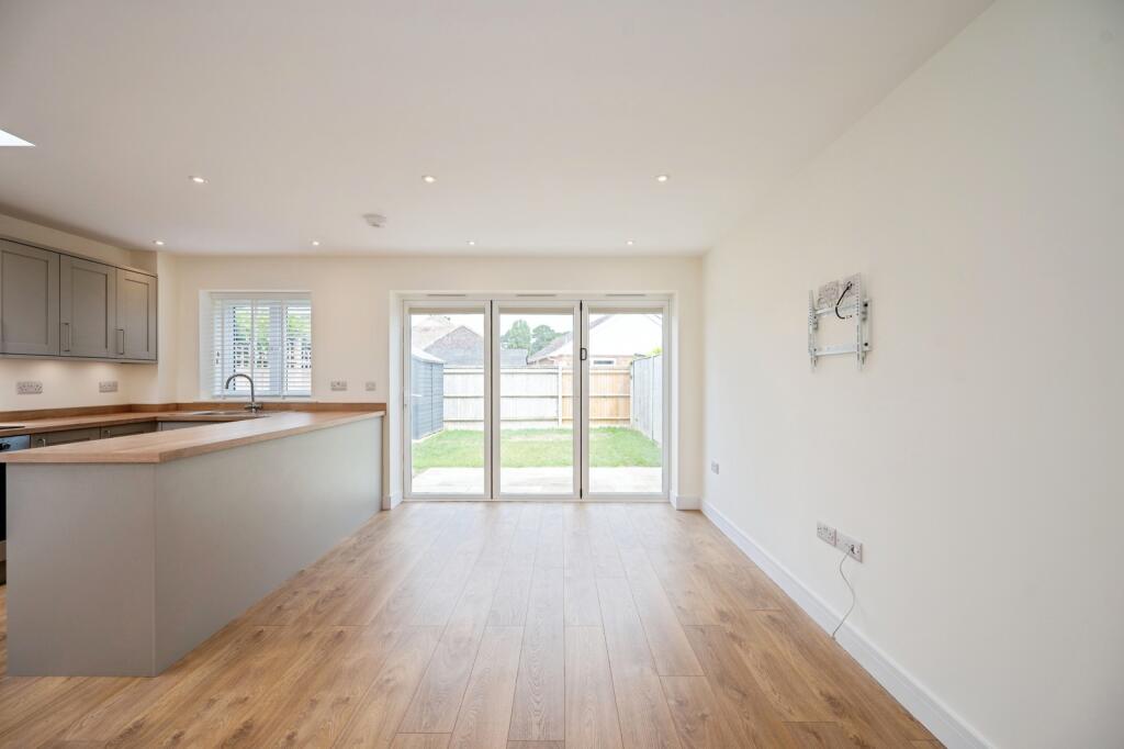 Sea Front Estate, Hayling Island, Hampshire, PO11 photo 2