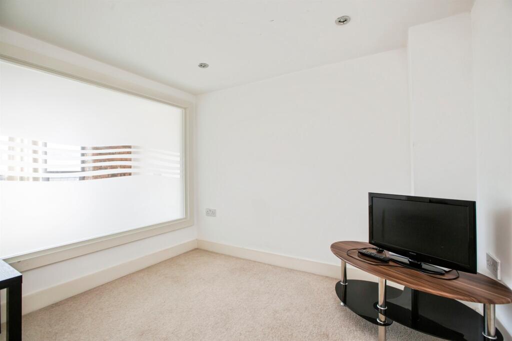 Apartment in Calderdale, West Yorkshire - View 5