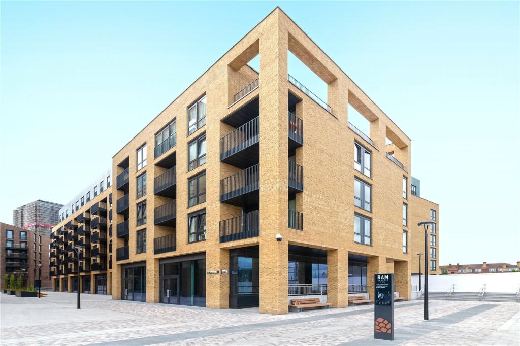 Studio flat on Cummings House, 11 Chivers Passage, London, SW18, £295,000