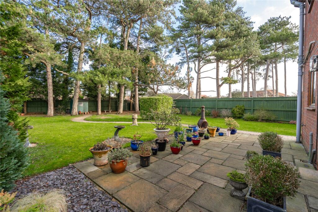 Meadowbank, Great Coates, Grimsby, Lincolnshire, DN37 photo 2