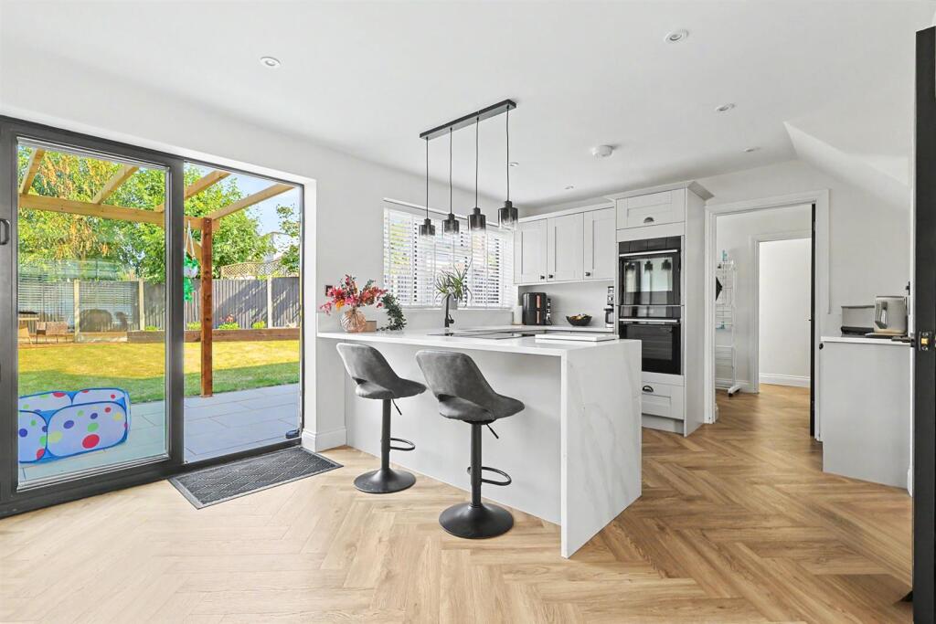 House in Rochford, Hockley - View 3