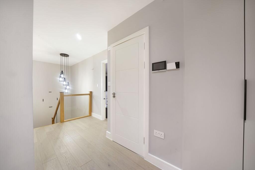 Apartment in Croydon - View 3