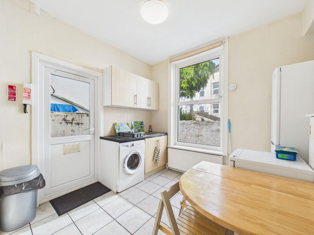5 bedroom terraced house for rent