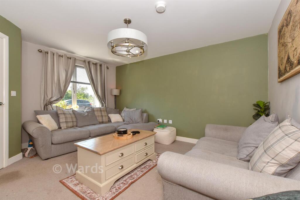 de Montfort Drive, Sellindge, Kent photo 4