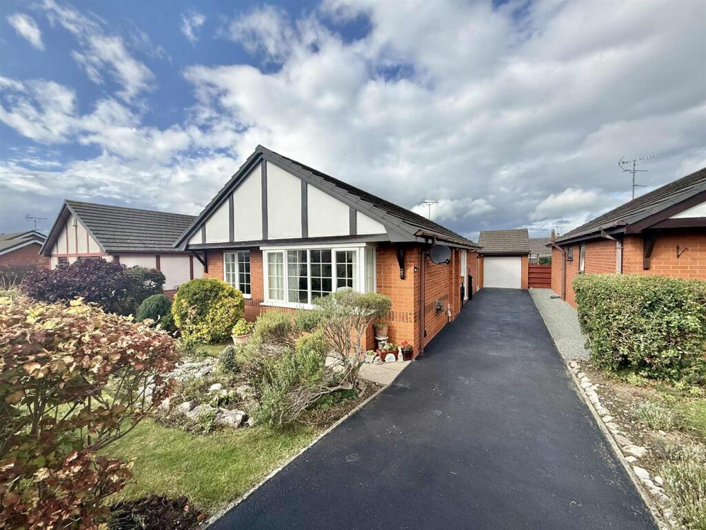 2-bed bungalow on Glenfor, Abergele, £277,500
