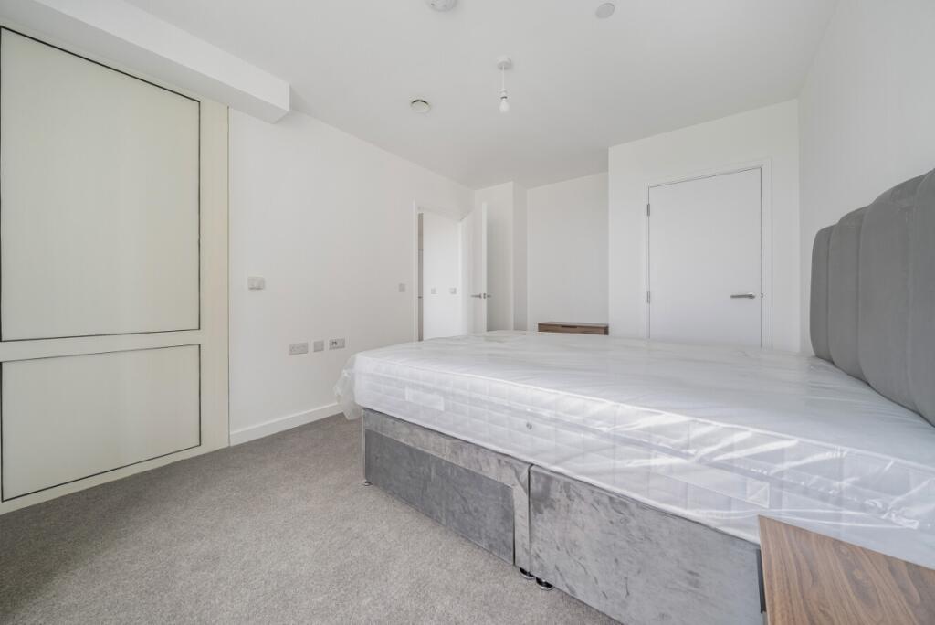 Apartment in Ilford - View 3