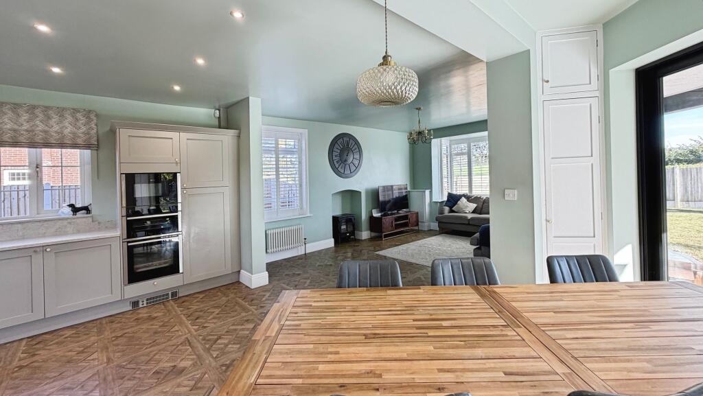 House in Wakefield, Hemsworth - More