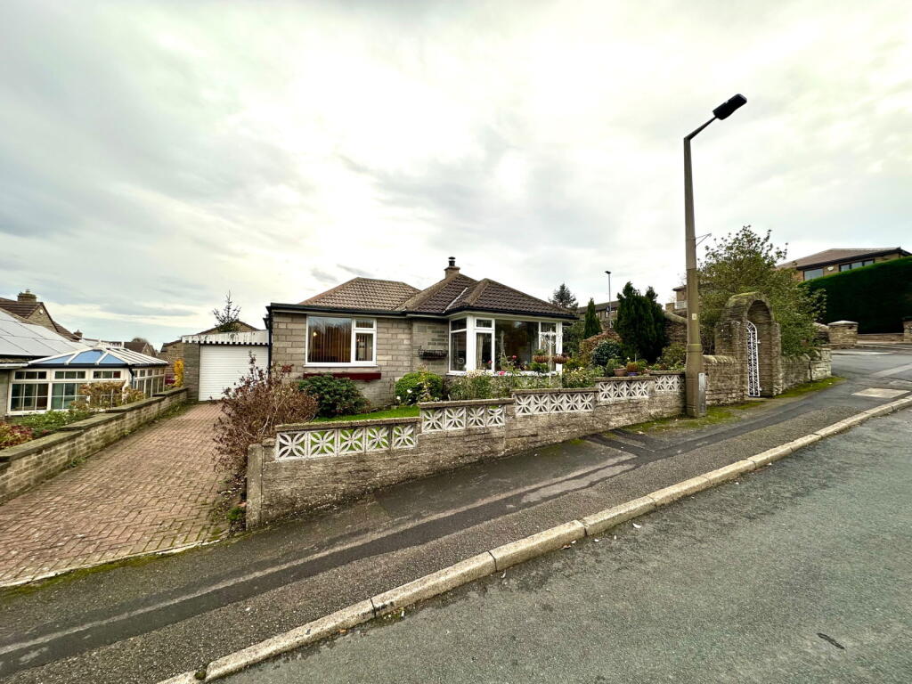 3-bed detached on Greenside, Hoylandswaine, Sheffield, S36 7JH, £295,000