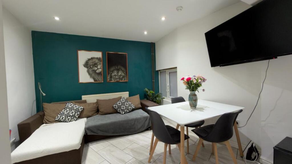 Main image of property: First Floor Flat, A- Upper Parliament Street, Nottingham