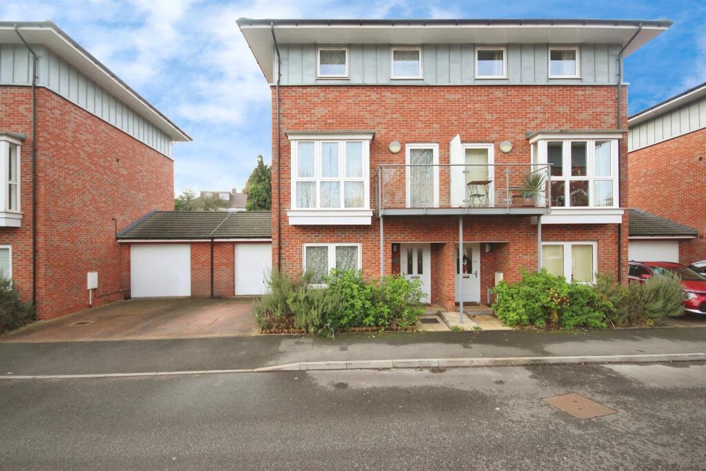 4-bed semi-detached on Kempton Drive, WARWICK, £475,000