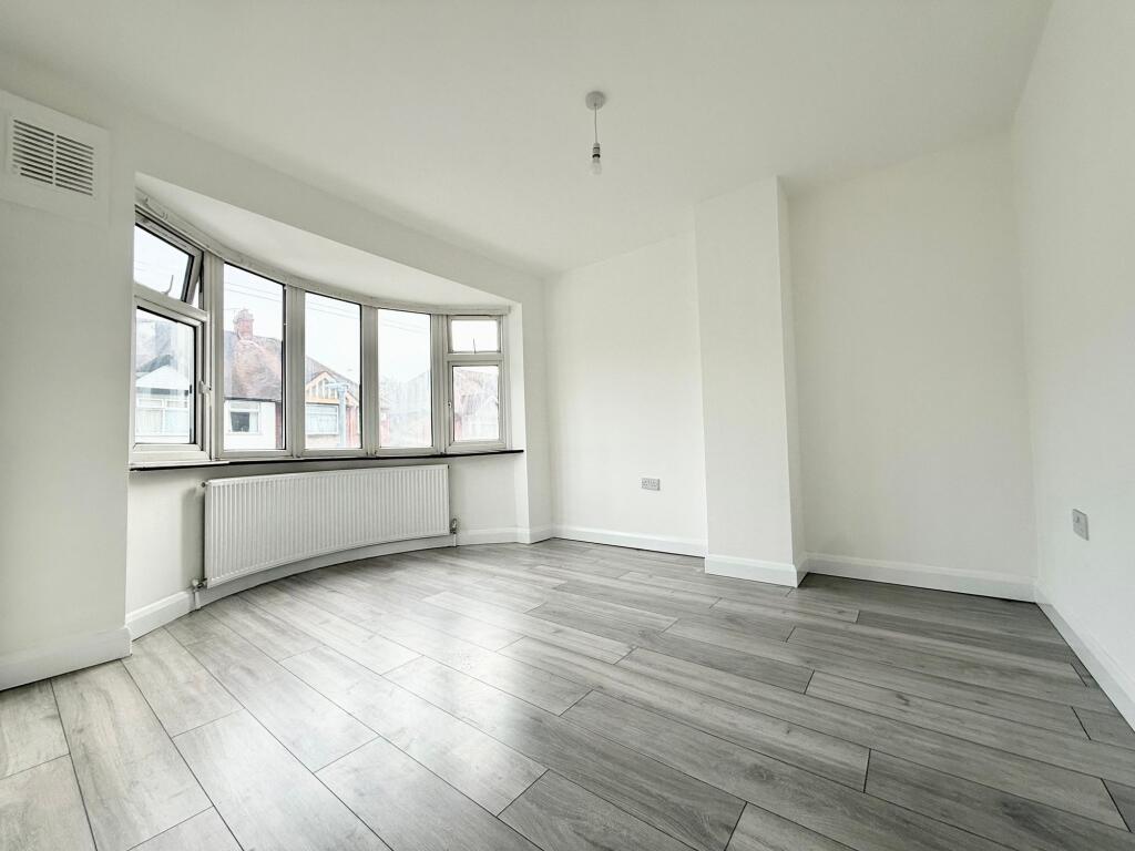 House in Luton - View 3