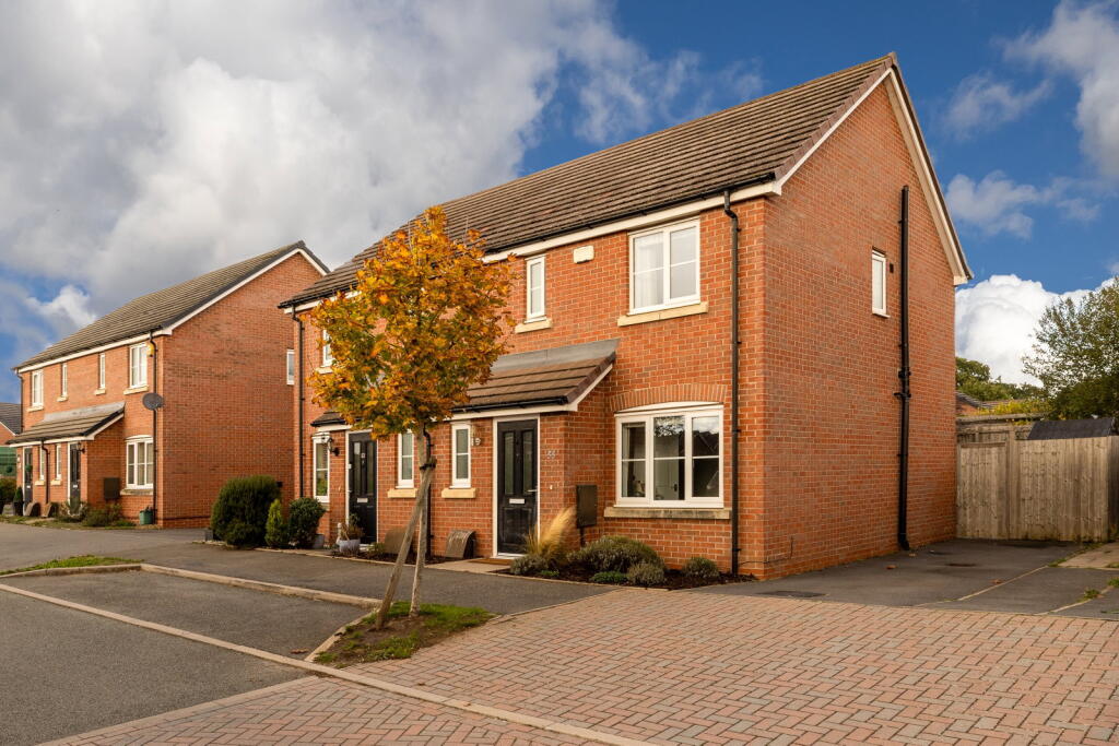 3-bed semi-detached on Lancaster Way, Whitnash, Leamington Spa, CV31 2BF, £325,000