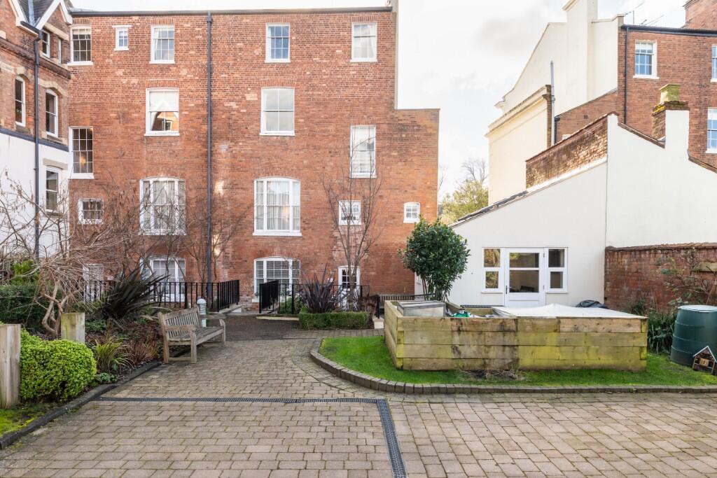 2 Harbury Court, Binswood Avenue, Leamington Spa, Warwickshire, CV32 5DG photo 2