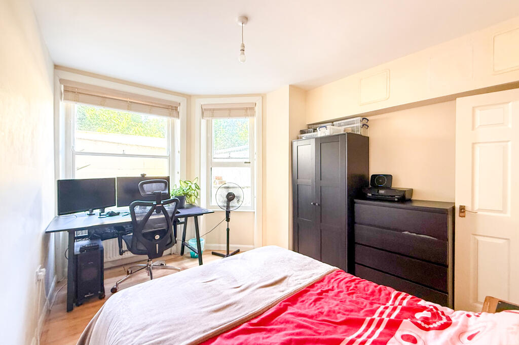 Apartment in Eastbourne, East Sussex - View 3