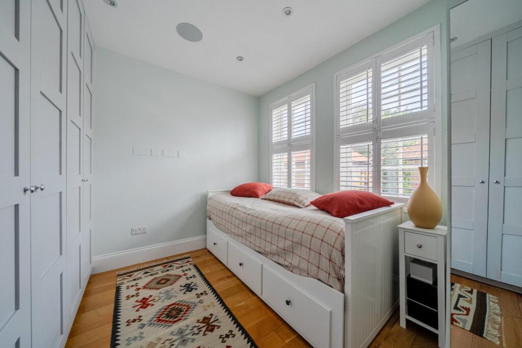 House in Bromley - More
