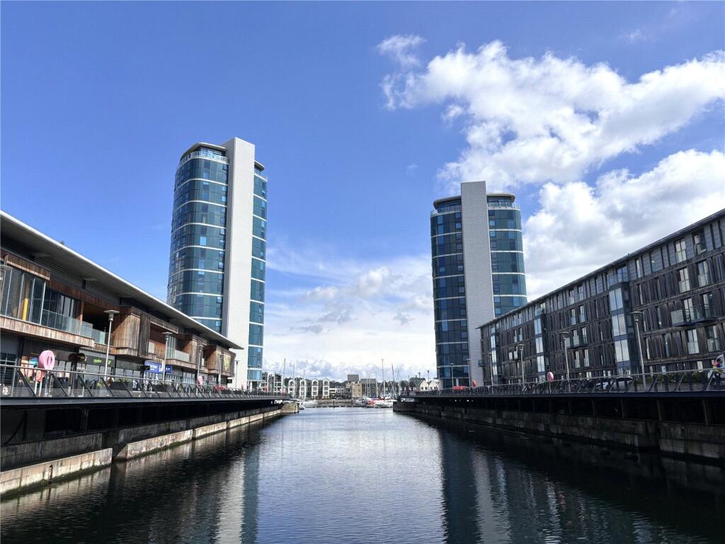 2-bed flat on Chatham Quays, Dock Head Road, Chatham, Kent, ME4, £175,000