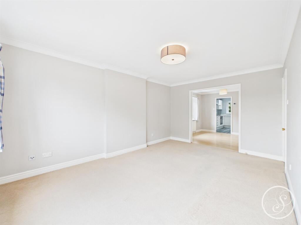 Apartment in Leeds, Alwoodley - View 4