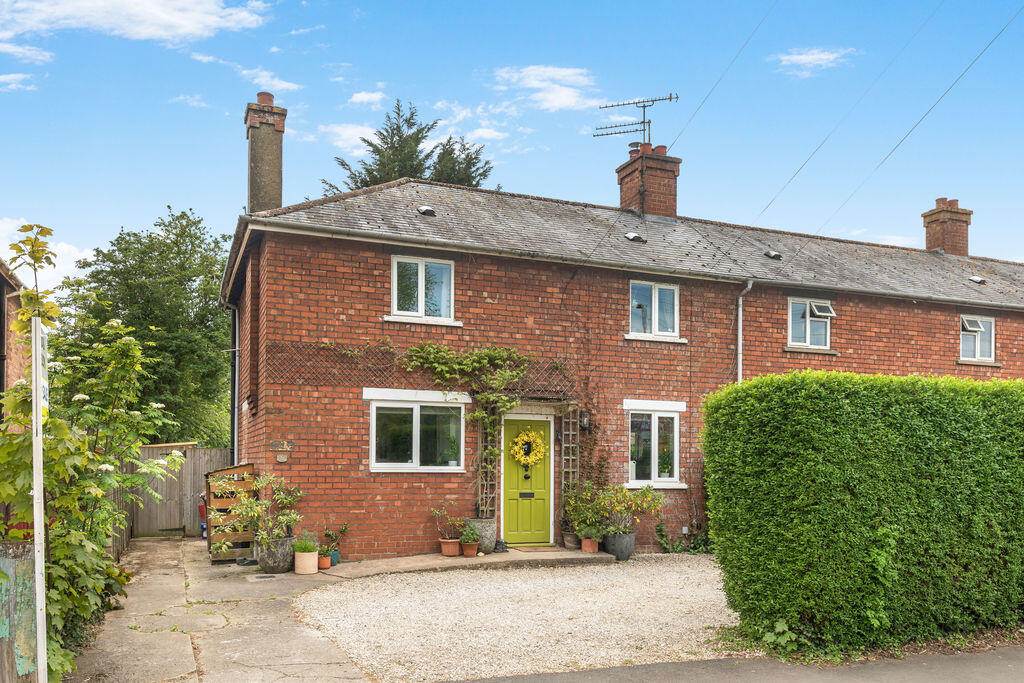 3-bed terraced on Springfield Avenue, Banbury, £310,000
