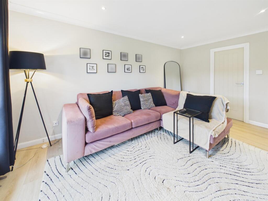 Apartment in Paisley, Renfrewshire - View 3