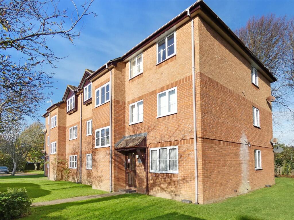 1-bed flat on Guildford Road, Rustington, £125,000
