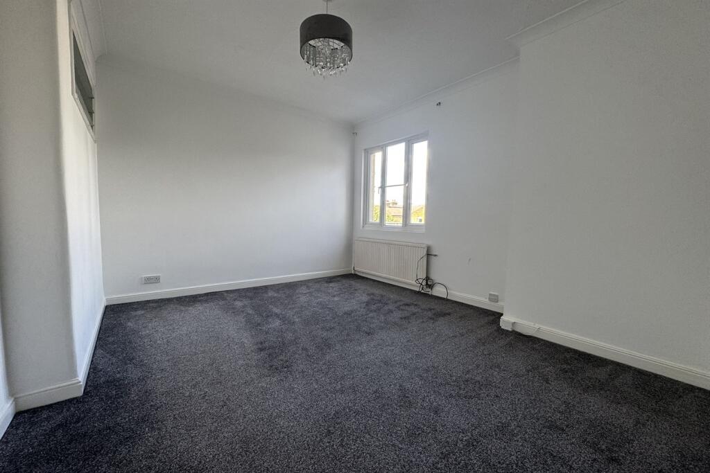 Apartment in Southend-on-Sea - More