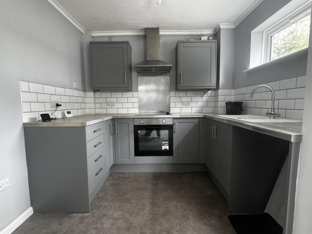 Bishops Close, Worthing, BN14 7JS photo 4