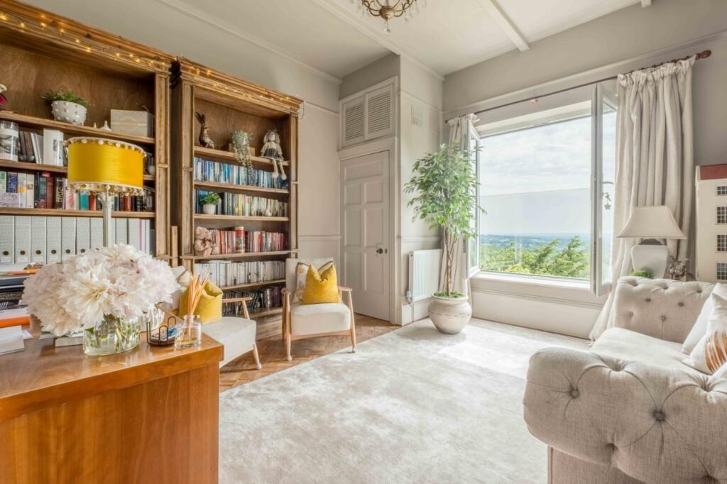 House in Tandridge, Caterham Valley - More