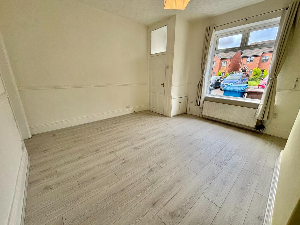 House in Oldham, Higginshaw - View 3