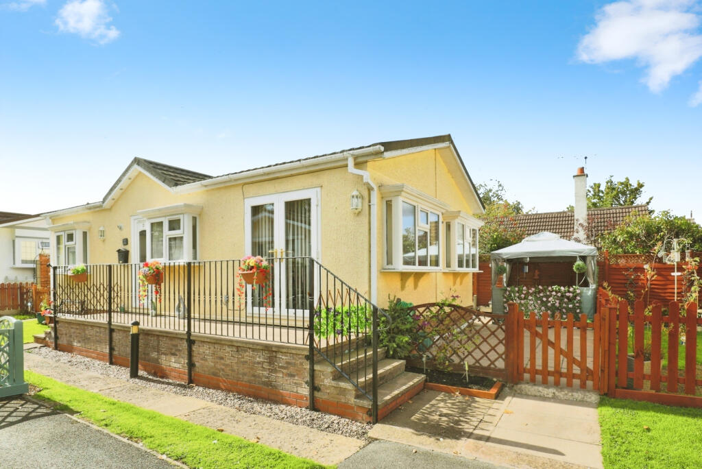 2-bed caravan on Stratford-upon-Avon, Warwickshire, CV37, £155,000