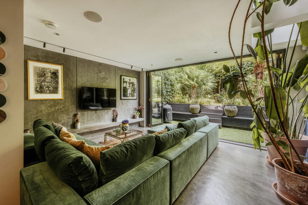 Main image of property: London Fields East Side, London, E8