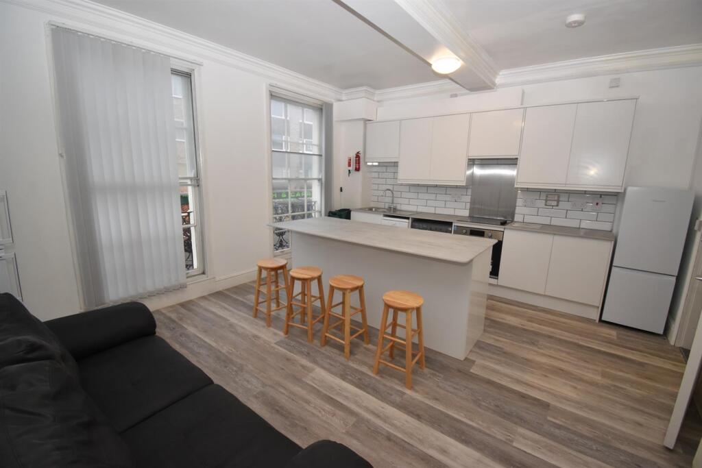 Apartment in Warwick, Royal Leamington Spa - View 2