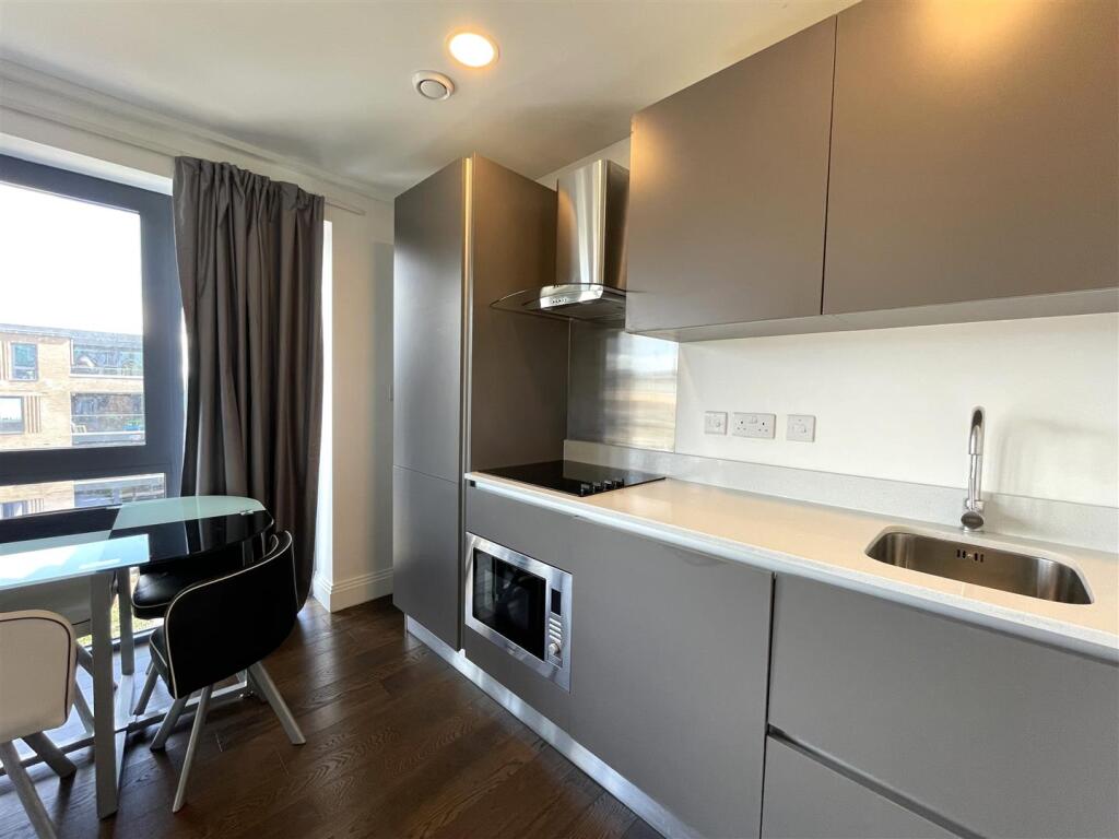 Apartment in Southall - View 3