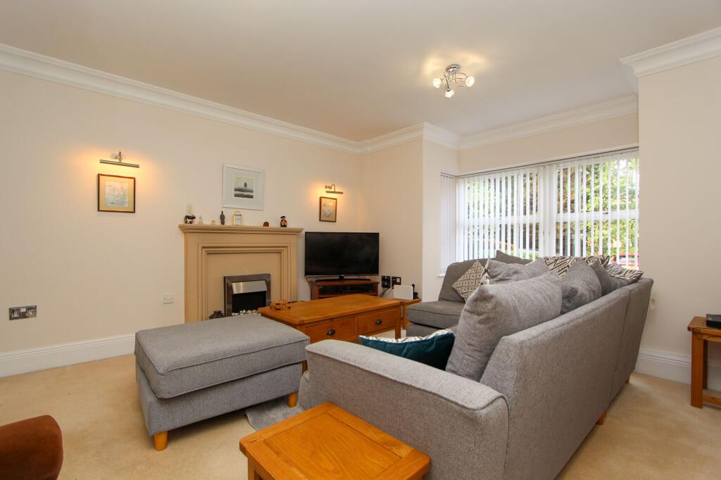 Apartment in Sutton Coldfield, Maney - View 3