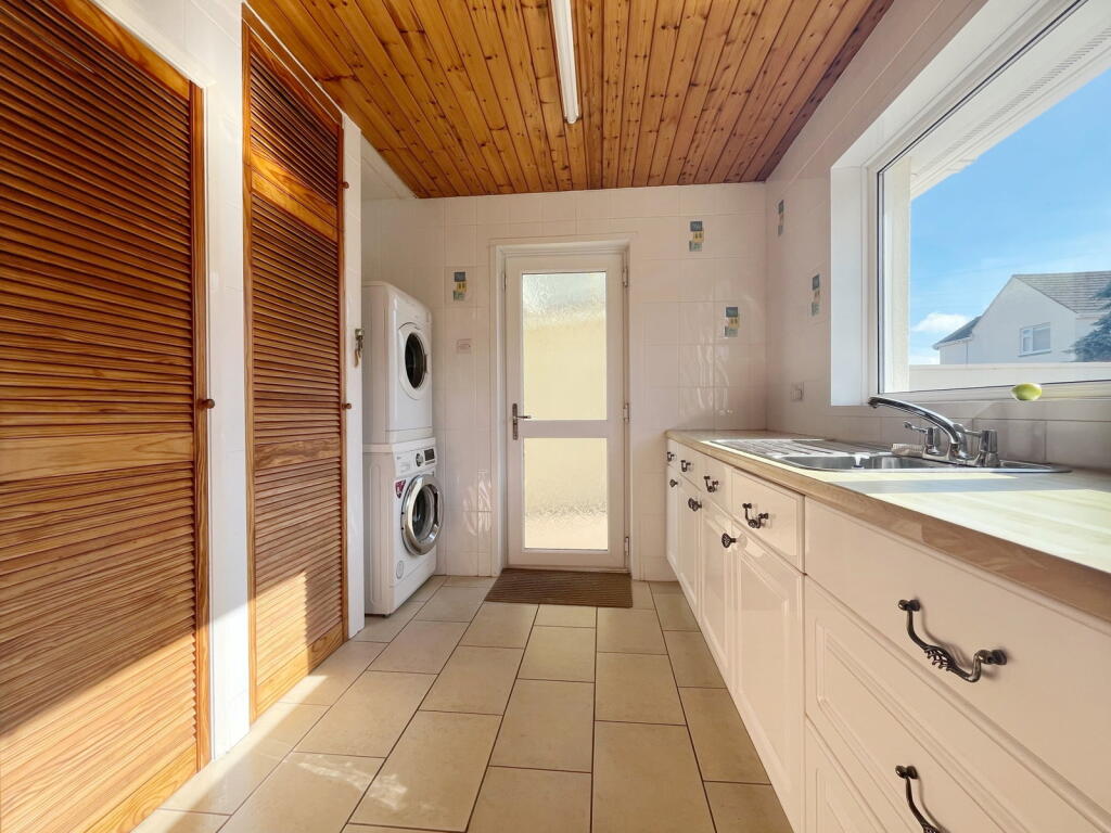 House in Teignbridge, Buckland, Newton Abbot - View 4