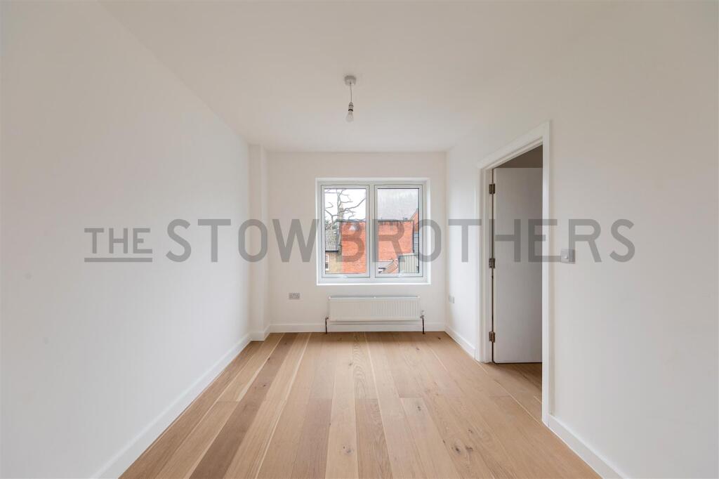 Apartment in Ilford - More
