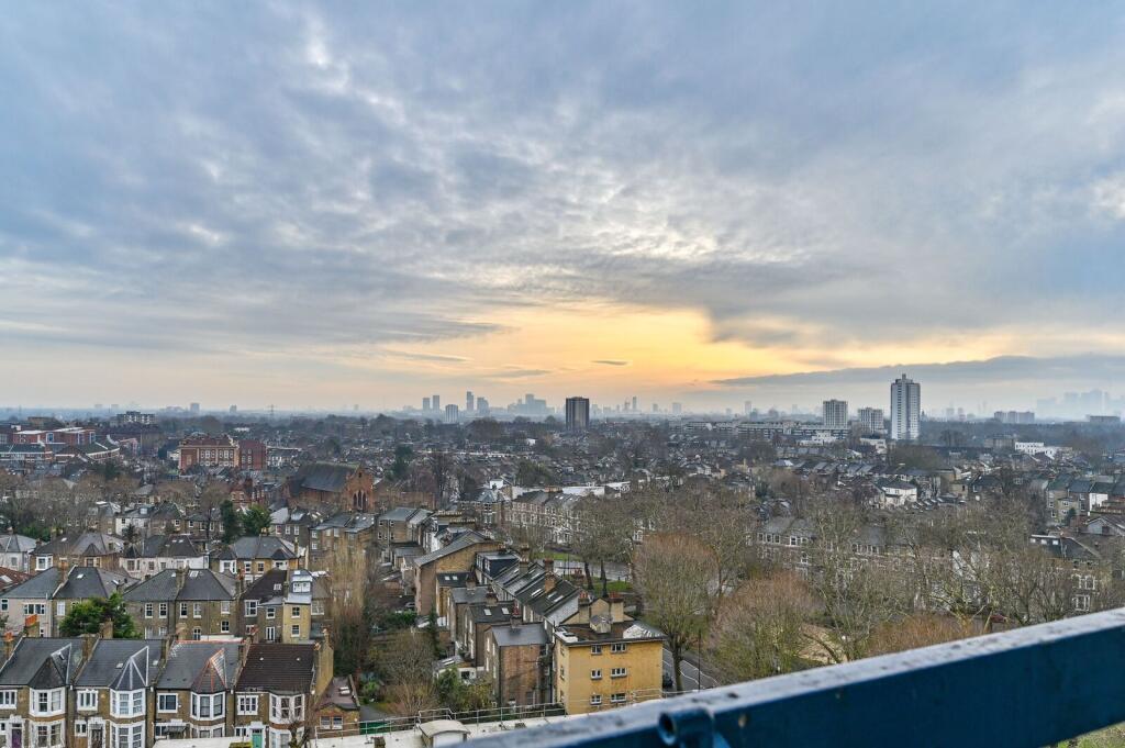 George Downing Estate, Cazenove Road, Stamford Hill, London, N16 - More