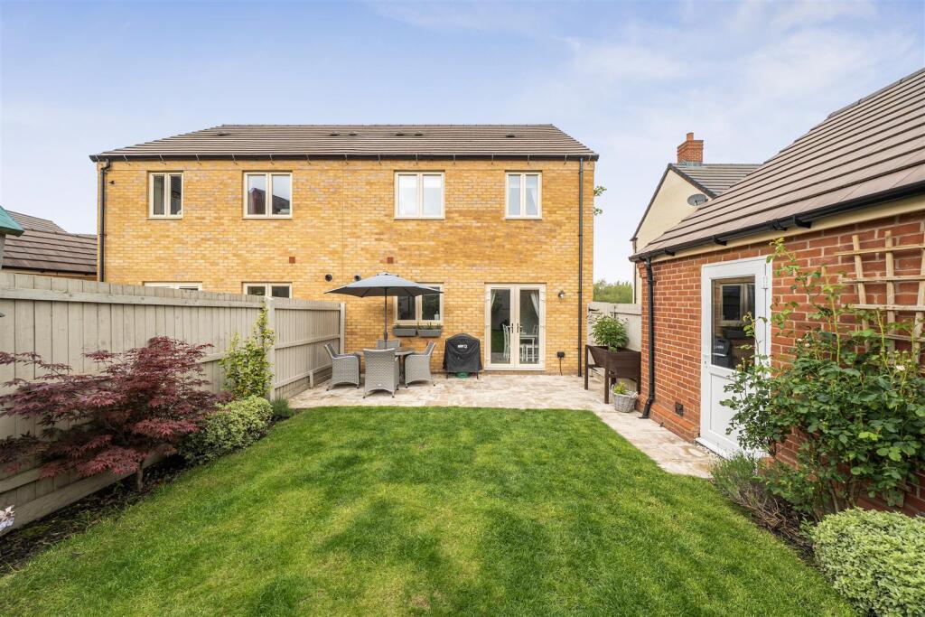 Greenfield Avenue, Lutterworth, Leicestershire, LE17 photo 4