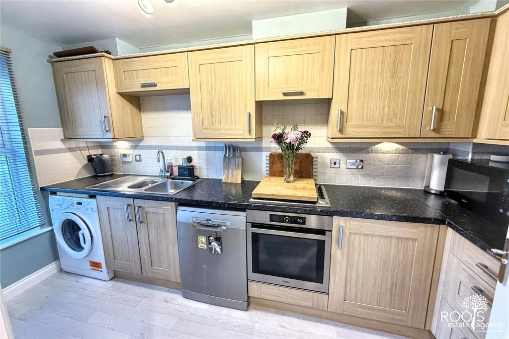 Urquhart Road, Thatcham, Berkshire, RG19 photo 4