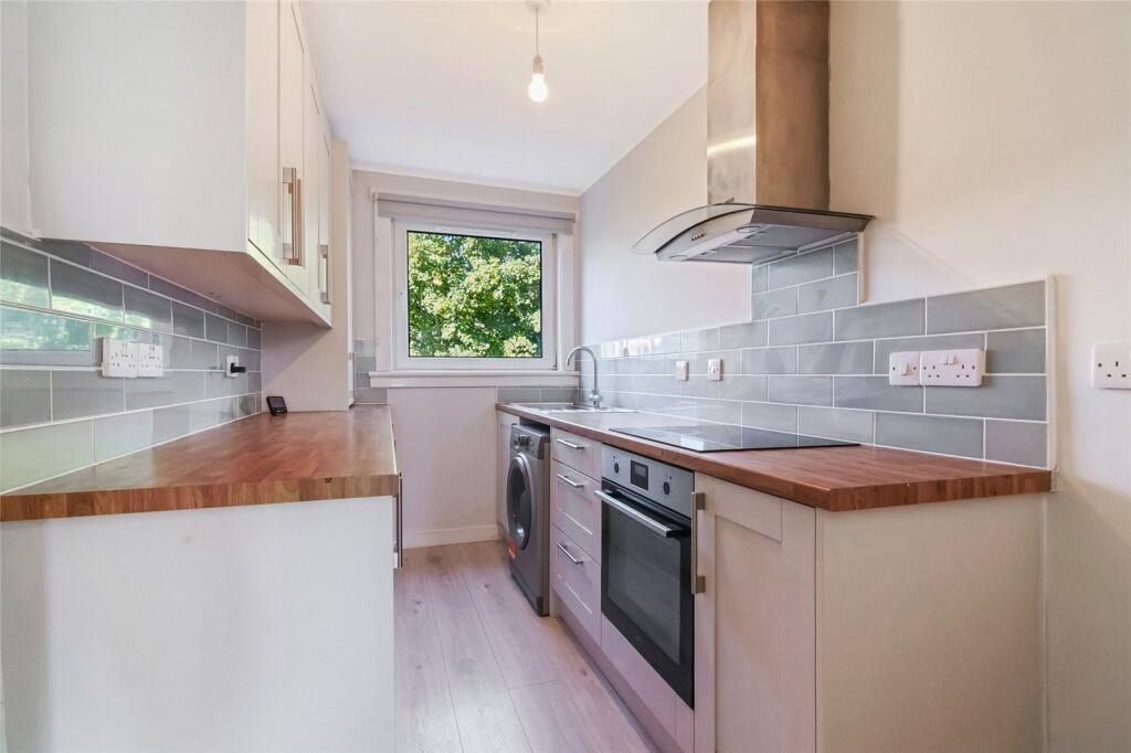 Apartment in Glasgow, Simshill - More