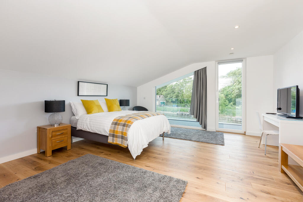 House in Slough - View 4