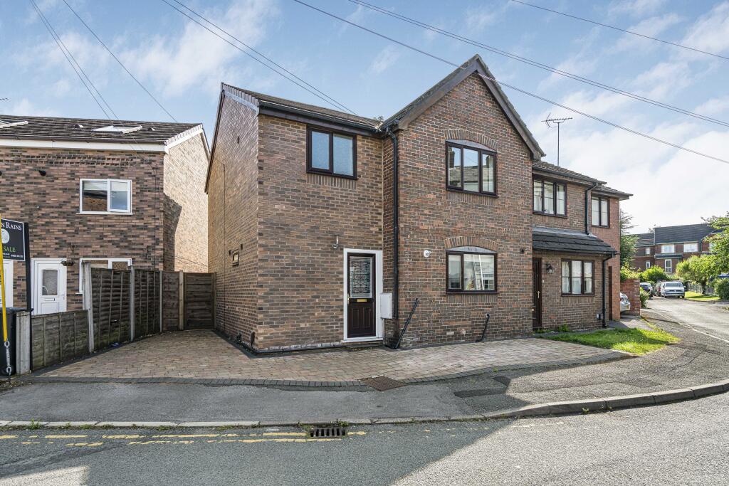 3-bed semi-detached on Hope Street West, Macclesfield SK10 1BE, £265,000