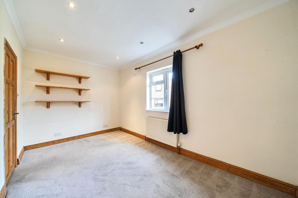 House in Kingston upon Thames - More