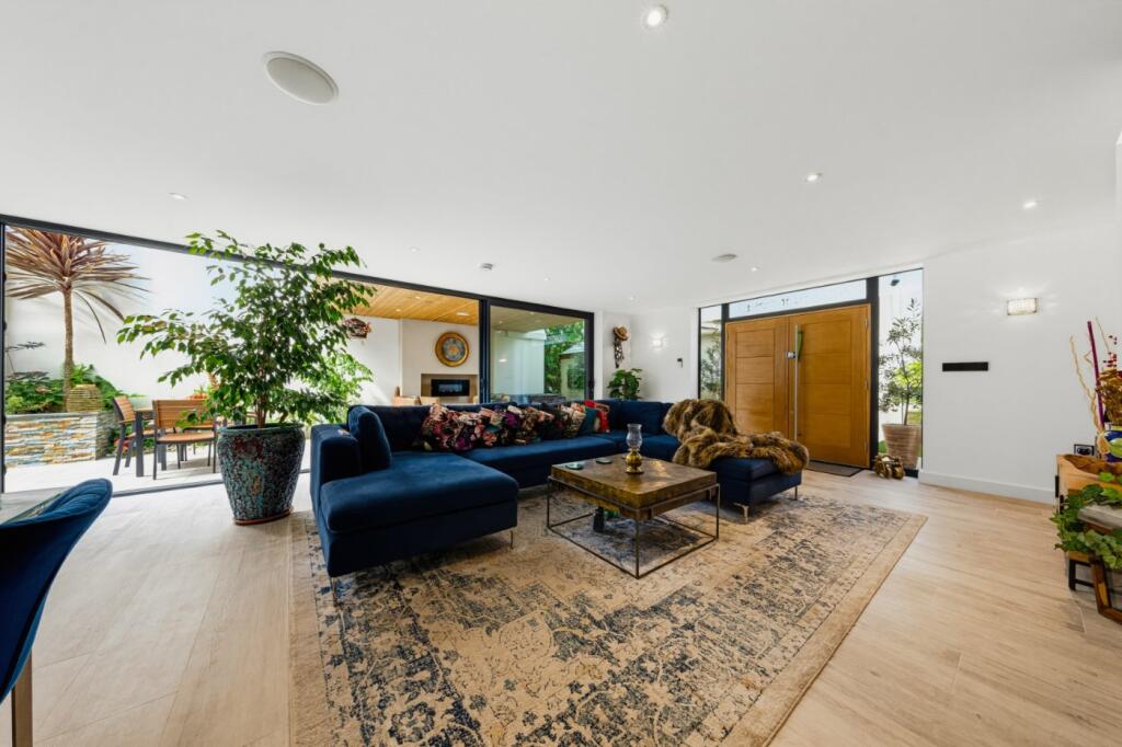 House in Bromley - More