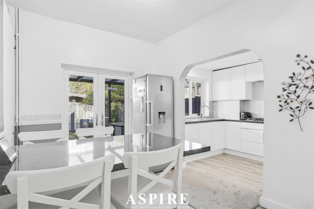 Brightwell Avenue, Westcliff-On-Sea photo 4