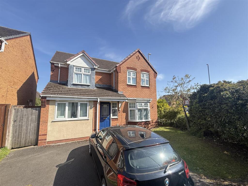 4-bed detached on Moor Furlong, Stretton, Burton-On-Trent, £315,000