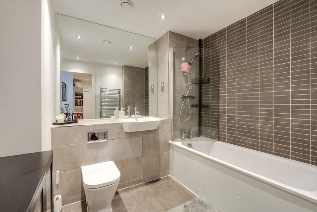 Apartment in Sutton - View 4